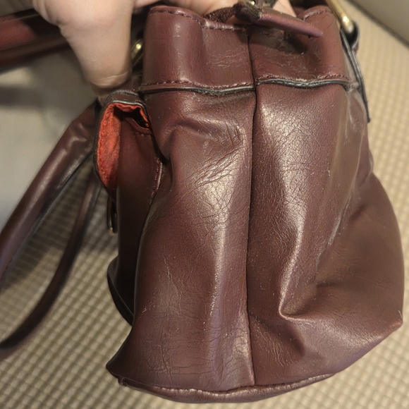 Elegant Burgundy Leather Handbag - Picture 8 of 9